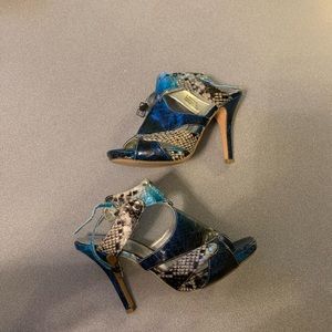 Like new blue and grey snakeskin pattern heals
